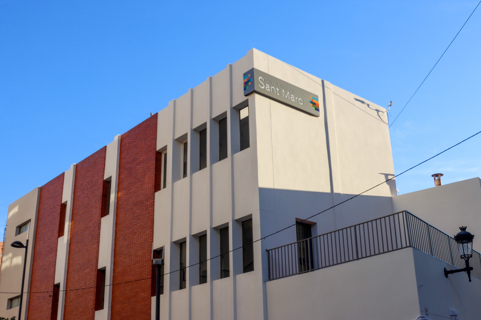 El Centro Cultural Sant Marc luce una nueva fachada