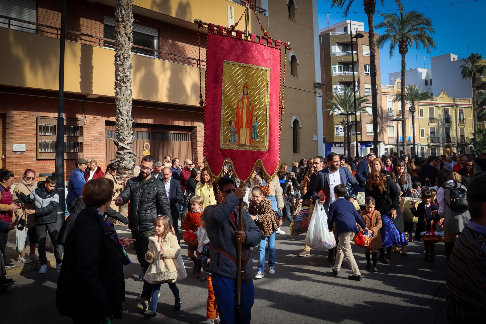 La Cofradía de Sant Blai de Torrent inicia los actos de su festividad con la tradicional “Passejà del Guió” este domingo