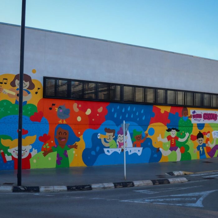 “Nuestro cole, nuestro mundo”, un mural colorista en el CEIP Les Terretes