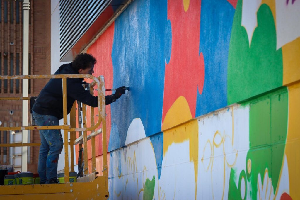 “El nostre col·le, el nostre món”, un mural colorista en el CEIP Els Terretes