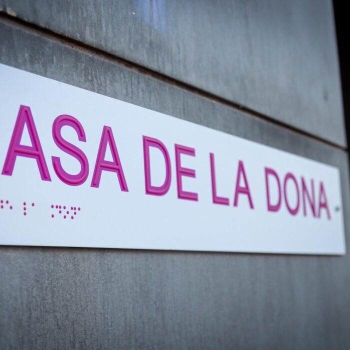 La Casa de la Dona de Torrent incorpora un pictograma en Braille para mejorar la accesibilidad