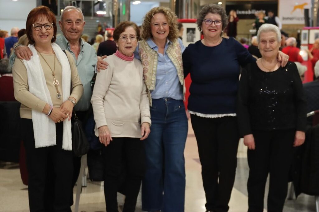 ‘Enamorats de Torrent’ celebra Sant Valentí amb més de 550 majors en una vesprada de música i ball