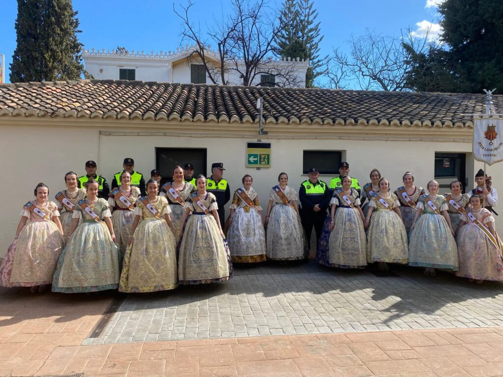 Les Falleres Majors de Torrent continuen amb les seues visites institucionals i escolars en la prèvia de la Plantà