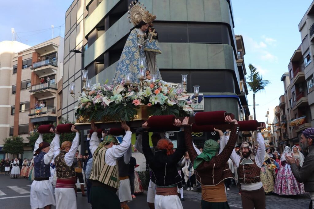 Torrent celebra la primera vesprada en honor a la Verge dels Desemparats amb el Trasllat organitzat per la Falla Barri Cotxera