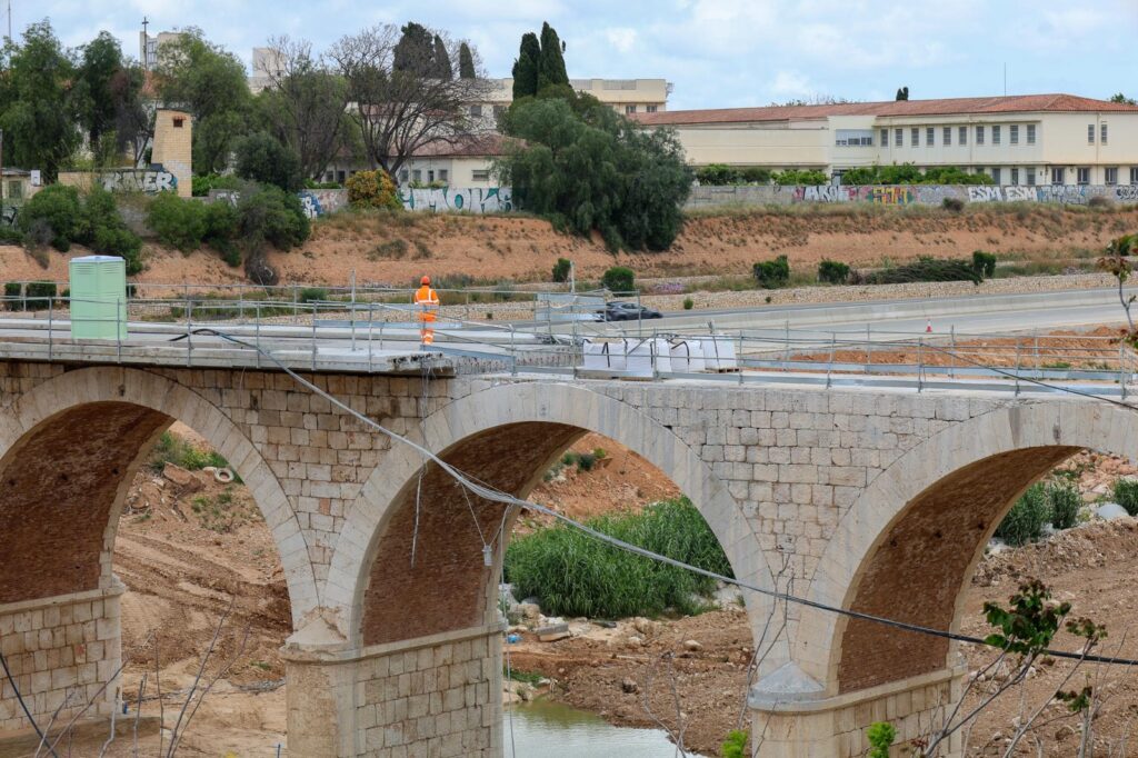 Torrent comienza a reponer los sillares en el Puente de Alaquàs