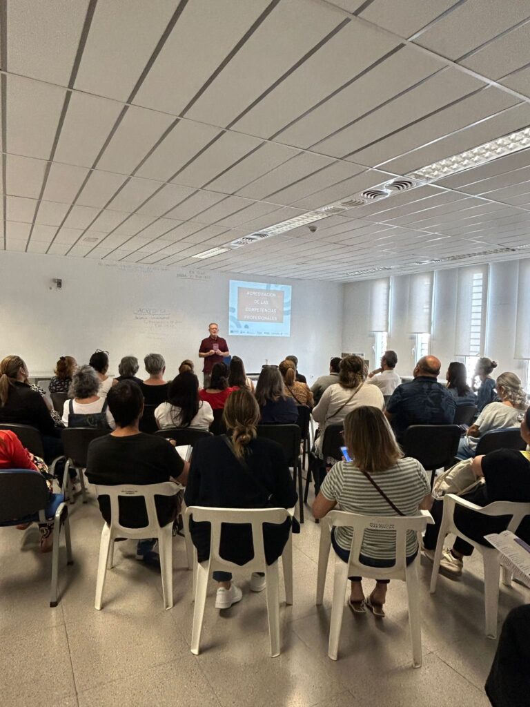 Éxito de participación, en la Casa de la Dona de Torrent, con la charla informativa sobre el programa ‘ACREDITA’ de la Generalitat Valenciana