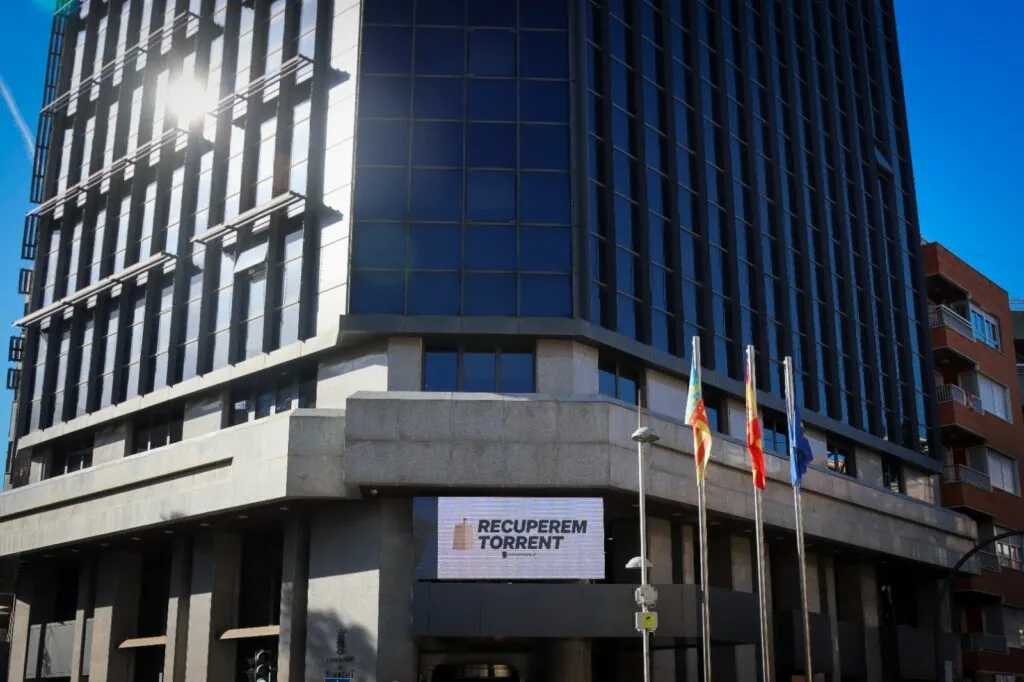 Prop de 900 torrentinos ja s’han beneficiat de més de 3 milions d’euros en ajudes després de la DANA