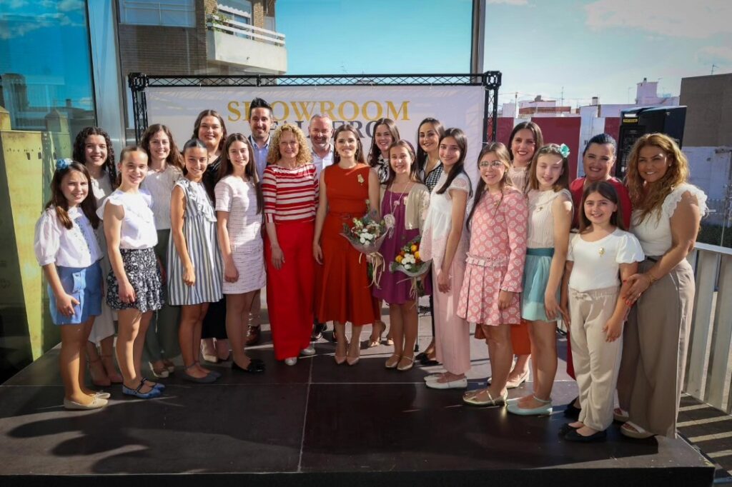 L’alcaldessa Amparo Folgado i les Falleres Majors 2025, Alicia Moreno i Ana Barberá, visiten l’II Showroom Faller a Torrent