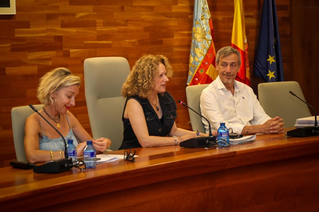 El Pleno del Ayuntamiento de Torrent despide con emoción y gratitud a Fernando Salom, Secretario General del Pleno, tras dos décadas de servicio a la ciudad El Pleno del Ayuntamiento de Torrent despide con emoción y gratitud a Fernando Salom, Secretario General del Pleno, tras dos décadas de servicio a la ciudad