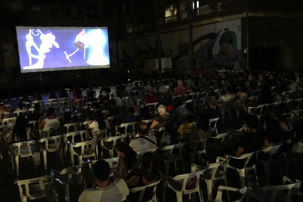 ‘A la Lluna de Torrent’ arranca con un éxito de asistencia de público y ambiente festivo, en su primer fin de semana