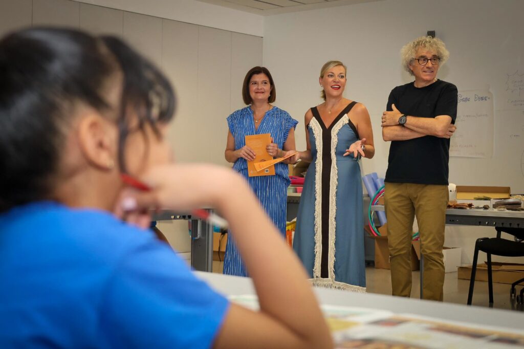 La Casa de la Dona rep la visita de la Directora General d’Igualtat i de l’Institut de les Dones per a conéixer de prop els seus projectes i la innovadora Escola d’Estiu ‘PLANETA’