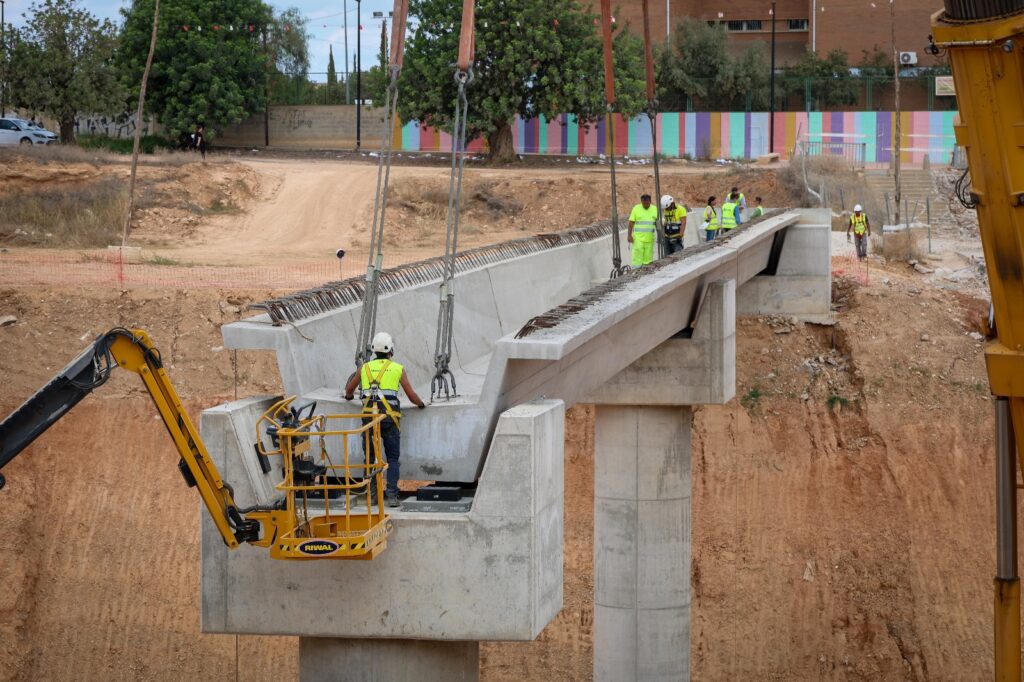 Torrent avanza en la recta final de la construcción de la nueva pasarela del CEIP Juan XXIII