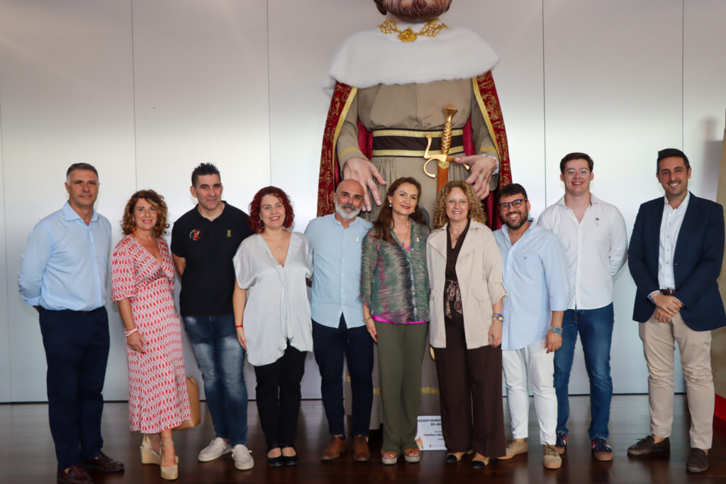 Torrent inaugura la exposición de indumentaria de Moros y Cristianos 2025 en el Antic Mercat