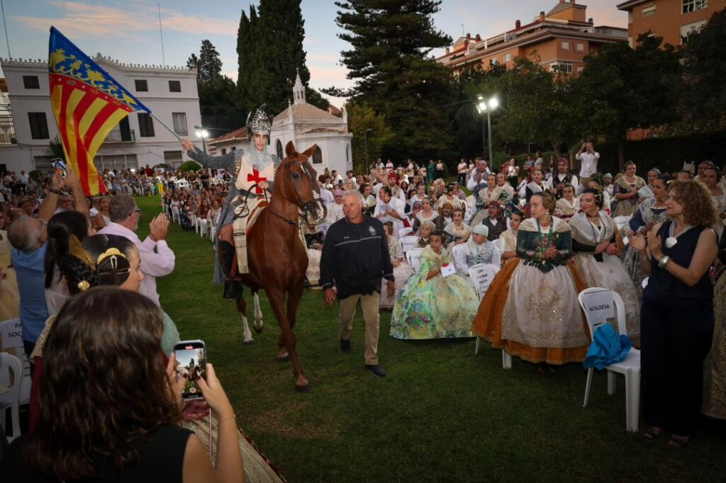 La Falla Sant Patrons rendixen el tradicional homenatge a la Real Senyera en l’Hort de Trenor