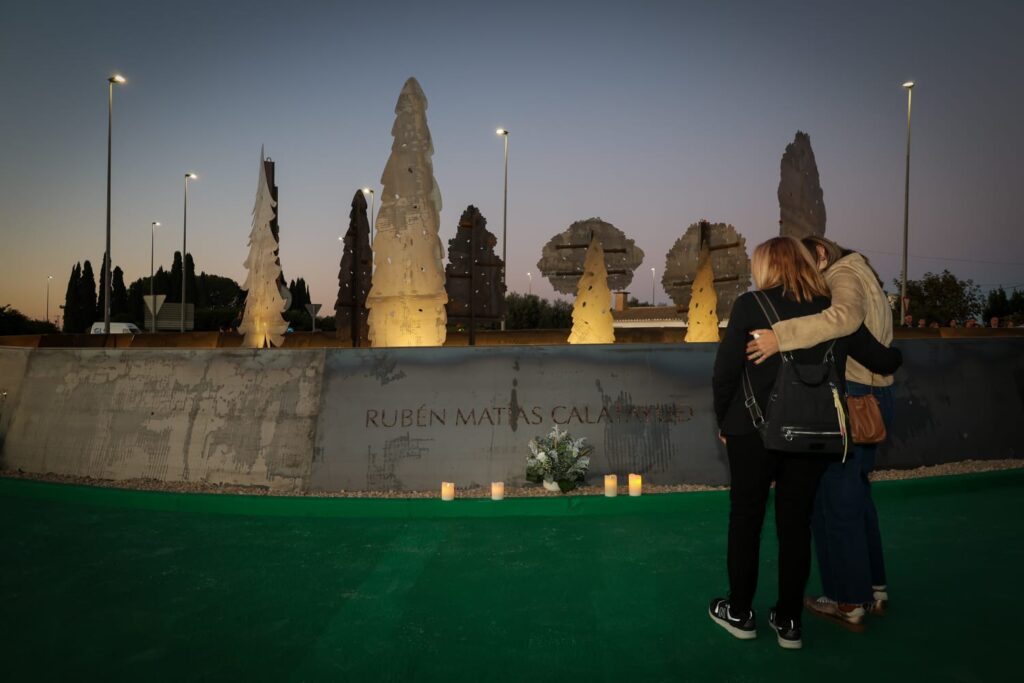 Torrent recorda a les víctimes de la DANA amb un emotiu acte en el monument del Mas del Jutge Torrent recorda a les víctimes de la DANA amb un emotiu acte en el monument del Mas del Jutge