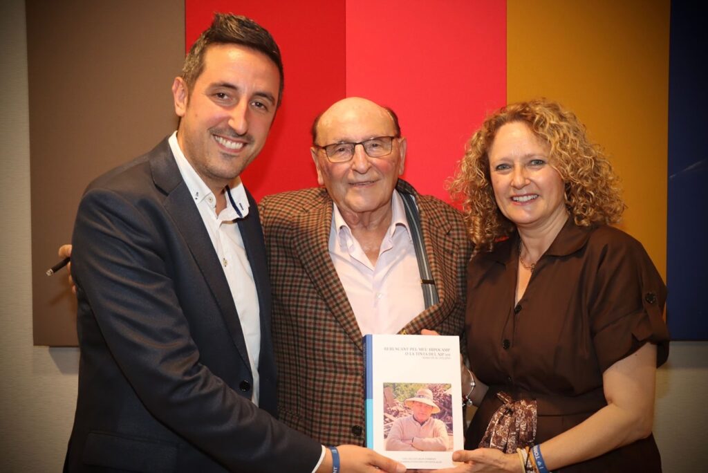 Torrent acull la presentació del llibre “Rebuscant pel meu hipocamp o la tinta del Xip iró” de Ximo Puig Felipo