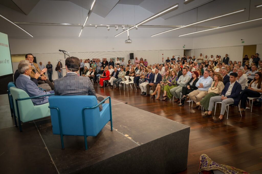 Torrent rinde homenaje al maestro Ricardo de Fabra con una emotiva inauguración de la exposición dedicada a su vida y trayectoria Torrent rinde homenaje al maestro Ricardo de Fabra con una emotiva inauguración de la exposición dedicada a su vida y trayectoria