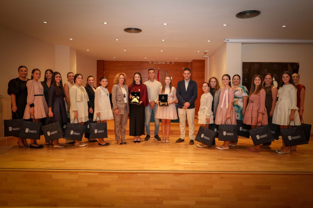 Torrent entrega las peinetas y aderezos oficiales a las Falleras Mayores de 2026, Andrea y Sara y sus Cortes de Honor