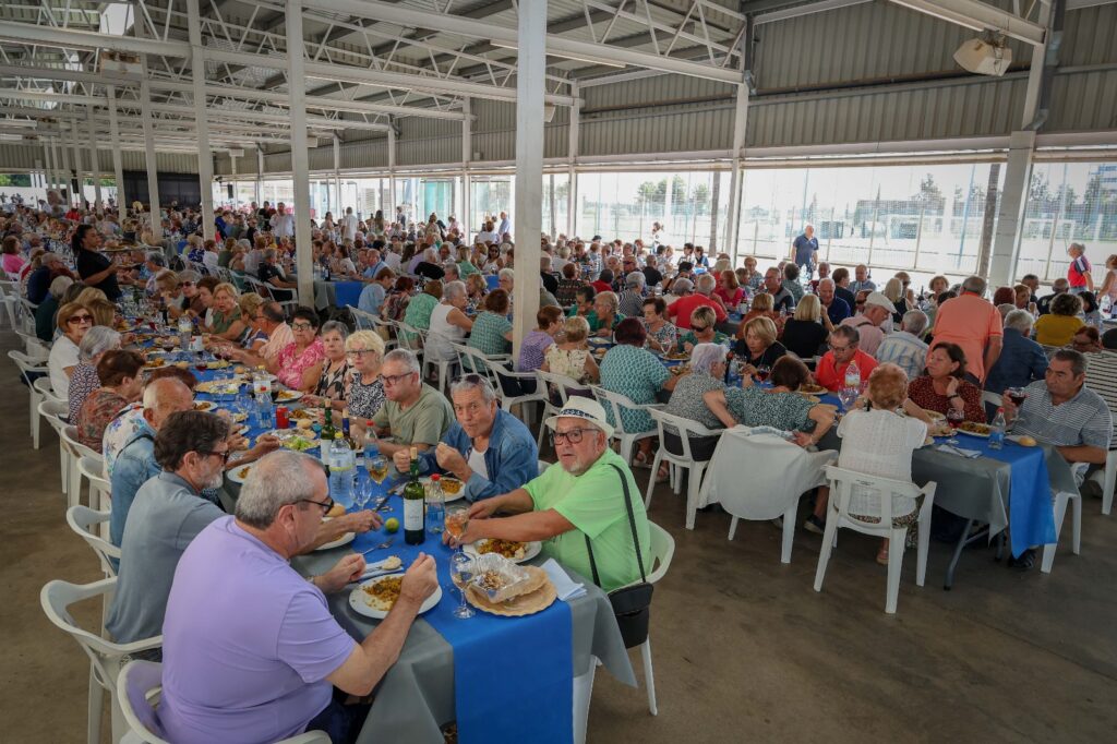 Torrent rinde homenaje a sus mayores con una gran comida, entrega de premios y espectáculo con música y baile en el Ágora de Parc Central