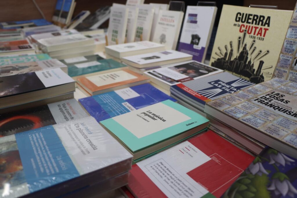 Torrent inaugura demà dijous la 52a Fira del Llibre amb una jornada literària i festiva en la Plaça de la Unió Musical