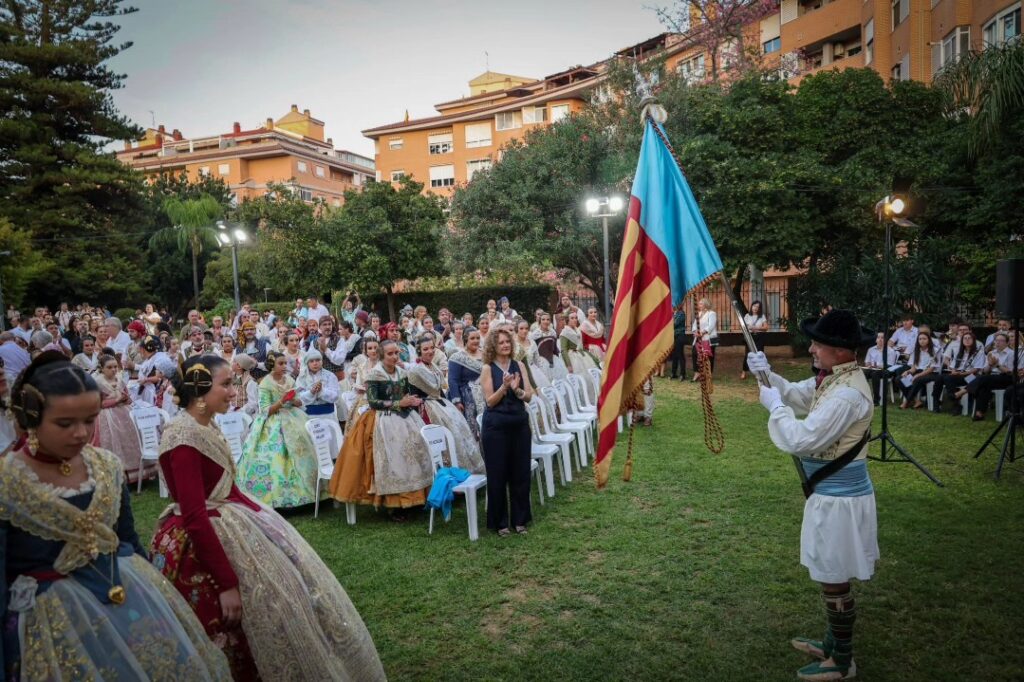 La Falla Sant Patrons rinden el tradicional homenaje a la Real Senyera en  l’Hort de Trenor