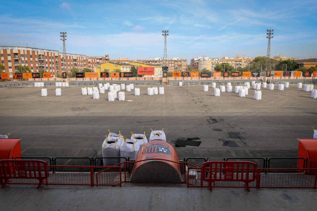 La alcaldesa y la concejala de Deportes visitan las obras de sustitución del césped del campo de fútbol Sant Gregori, que avanzan a buen ritmo