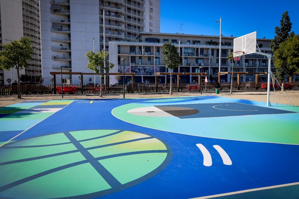 Torrent culmina la transformación artística de las pistas deportivas del Parc Central con una intervención que convierte el deporte en arte