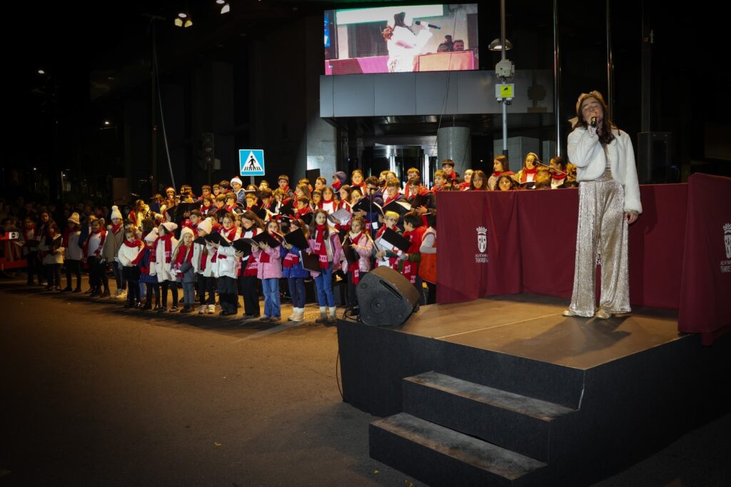 Torrent enciende la Navidad con un gran espectáculo inaugural que llena de magia la Plaça Bisbe Benlloch