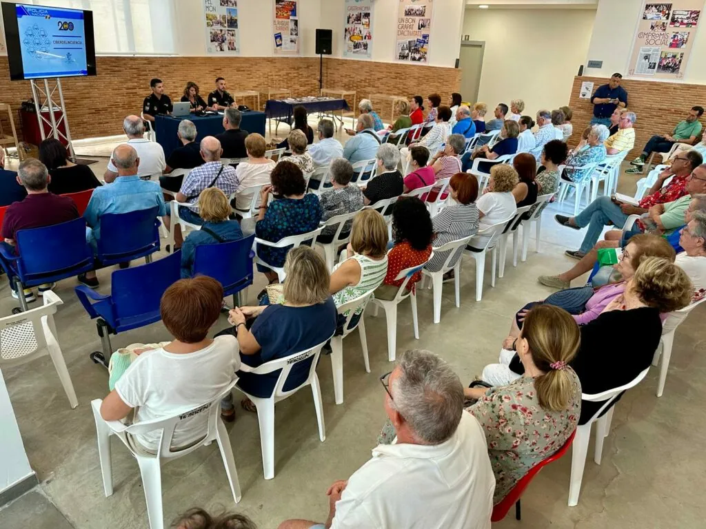 Torrent organiza una charla informativa para prevenir ciberdelitos y reforzar la ciberseguridad entre la ciudadanía