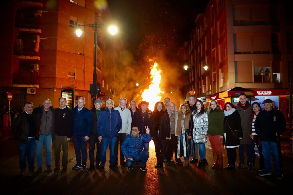 La foguera de Sant Antoni Abat torna a congregar centenars de veïns a Torrent