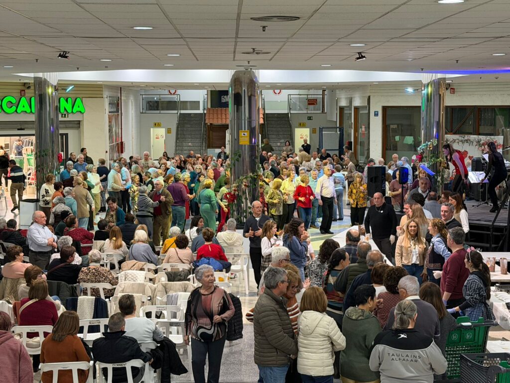 Més de 300 majors de Torrent celebren el Ball de Sant Valentí en el Centre Comercial Las Américas