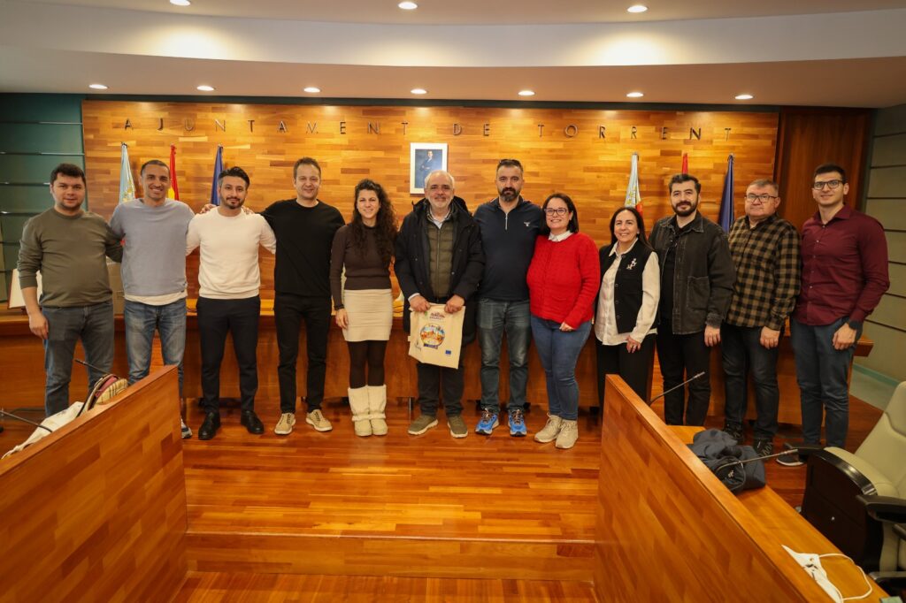 Torrent recibe en el Ayuntamiento a 11 profesores participantes en un proyecto Erasmus+ del programa KA210sch