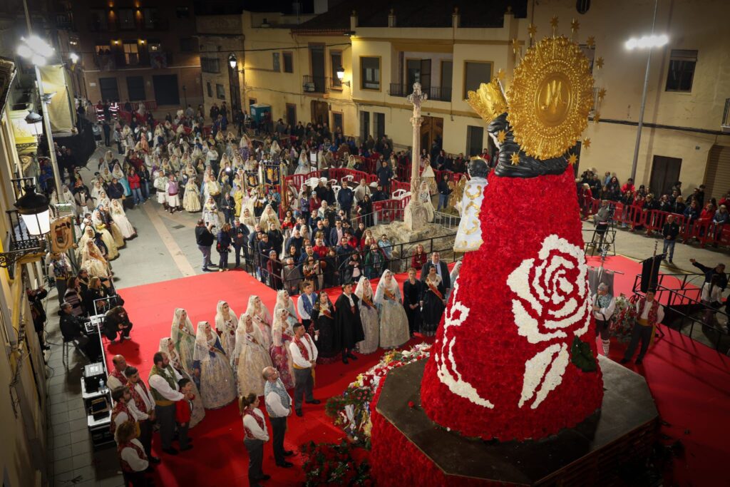 Andrea Adelantado y Sara Magán ponen el broche final a la Ofrenda de las Fallas de Torrent