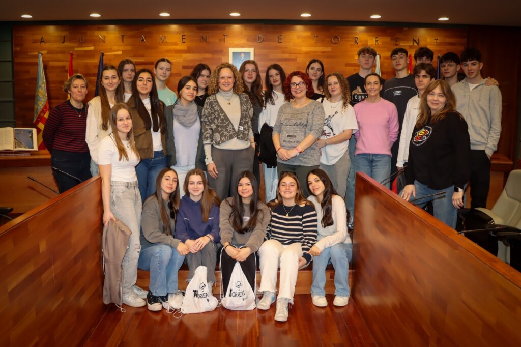 Torrent rep a l’Ajuntament a 11 estudiants i dos professores de Bratislava dins d’un intercanvi Erasmus amb el col·legi Mare Sacramento