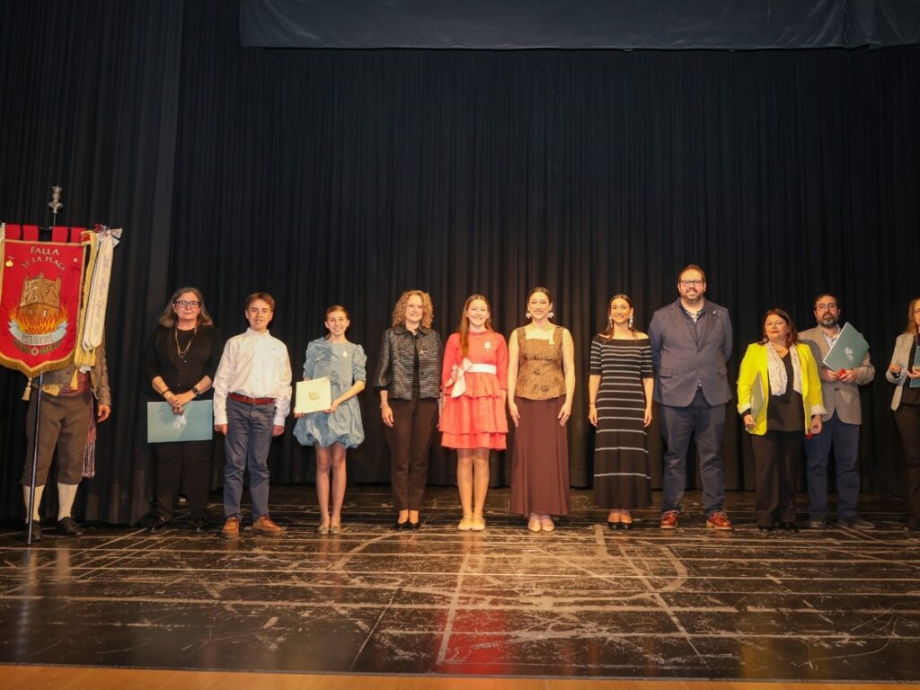 Torrent reconeix la trajectòria fallera amb el lliurament de les insígnies “Torre d’Or” i “Bunyol d’Or en Fulles de Llorer i Brillants”