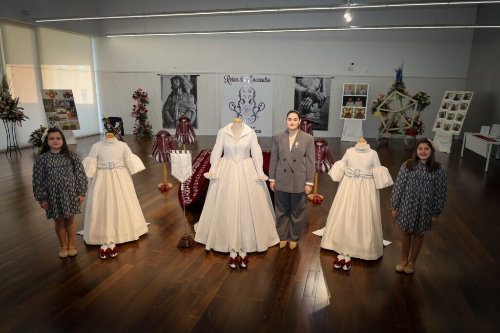 Mª Inmaculada Puchades Vallejo presenta su traje de Reina marcado por la elegancia, los símbolos y una imponente capa de siete metros