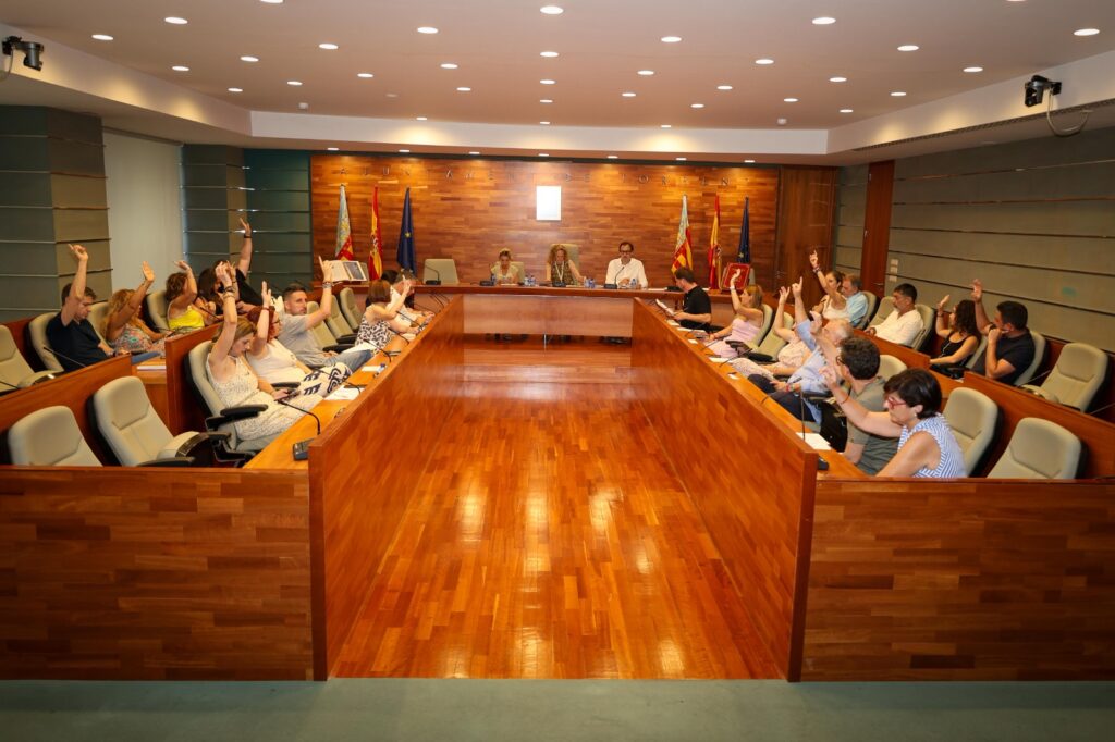 Torrent mobilitza més de 8,3 milions d’euros, dels quals 1,3 es destinaran a climatizar centres educatius, i la resta a reforçar els servicis municipals i reduir deute