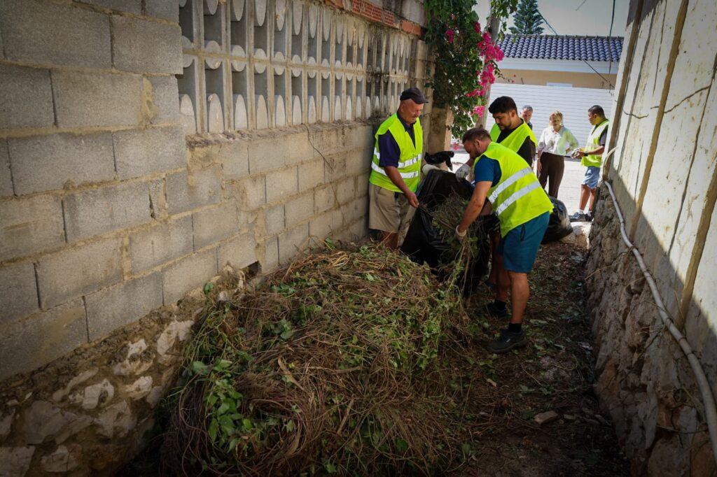 Torrent intensifica la limpieza de imbornales y barrancos ante la previsión de lluvias de septiembre