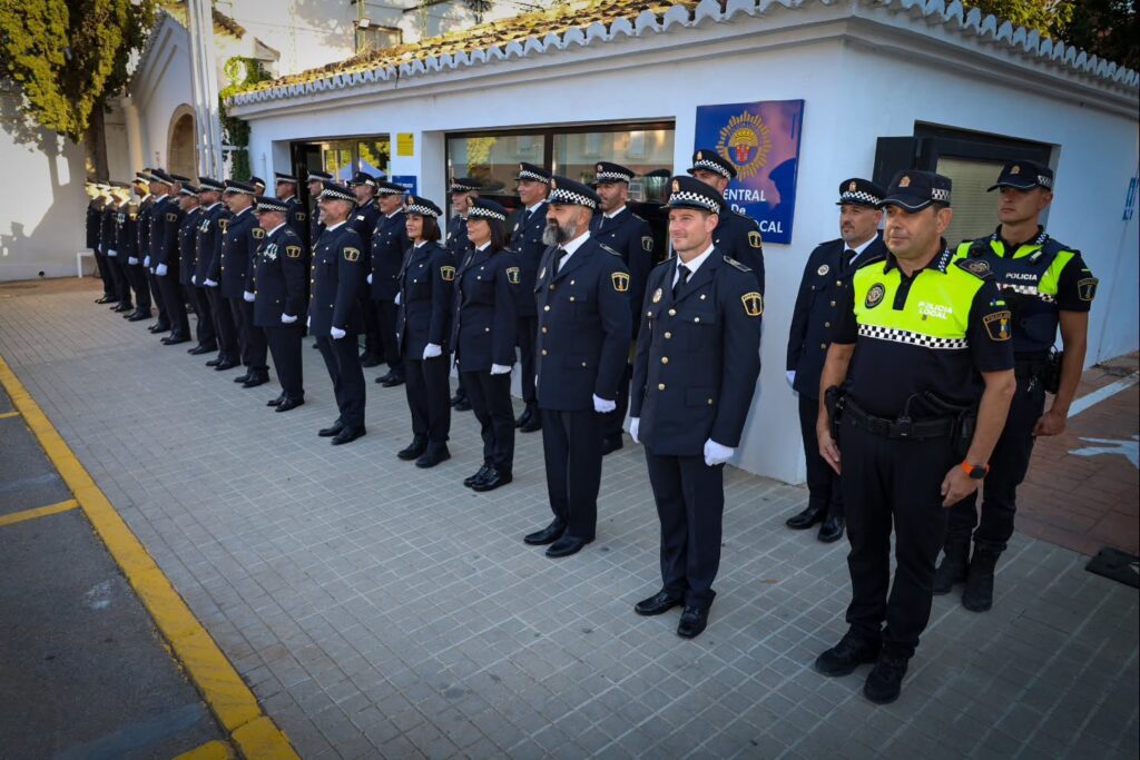 Torrent va reconéixer el lliurament, la trajectòria i el servici del seu Policia Local en el acte institucional de condecoracions