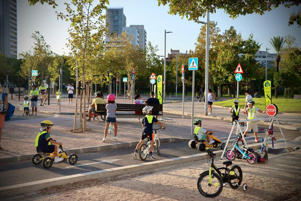 Torrent convertix el Parc Infantil d’Educació Viària en una aula oberta per a les famílies durant la Setmana de la Mobilitat
