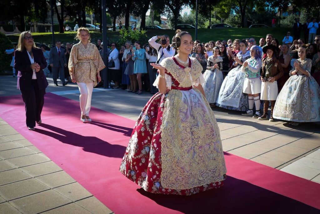 Carla Simó deslumbra en su exaltación con un traje de seda color borgoña como Fallera Mayor Infantil de Torrent 2027