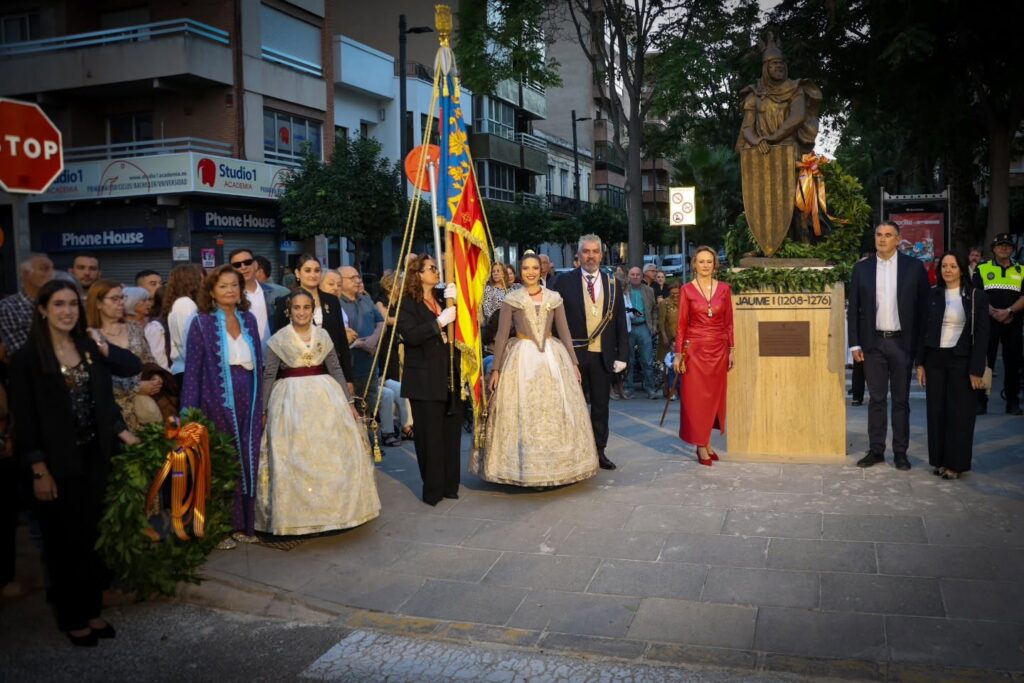 Torrent celebra el 9 d’Octubre en la Real Senyera i un emotiu homenatge a Jaume I en el cor de la ciutat