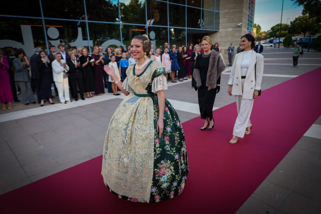 Amparo Taberner luce un traje de seda en color Eagle en su exaltación como Fallera Mayor de Torrent 2027